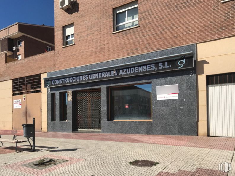 Local en venta en Calle San Miguel, Azuqueca de Henares, Guadalajara, 19200 con ventana, edificio, mueble, accesorio, cielo, ladrillo, pared, albañilería, sombra y fachada alrededor