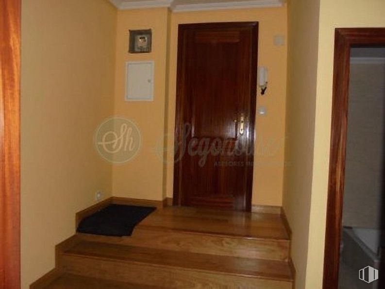 Office for rent at Paseo Conde de Sepúlveda, Segovia, 40006 with door, brown, property, fixture, wood, floor, wood stain, flooring, home door and hardwood around