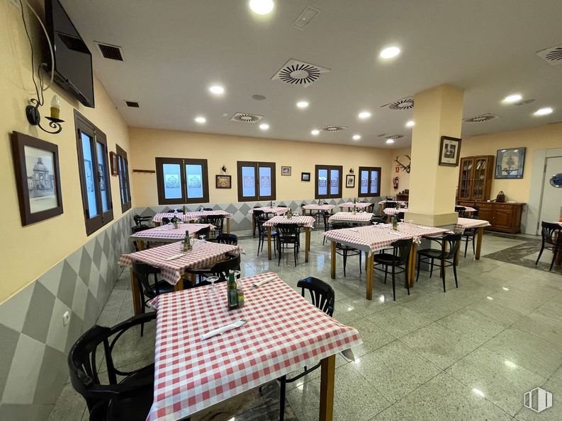 Local en venta en Avenida Colada de Pozuelo, 5, Alcorcón, Madrid, 28925 con silla, marco, mesa, mesa de cocina y comedor, mueble, interiorismo, restaurante, cafetería, hall y planta de interior alrededor