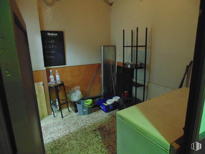 Retail for sale & for rent at Calle Independencia, 3, Ávila, 05005 with stool, table, furniture, building, wood, interior design, ladder, flooring, floor and door around