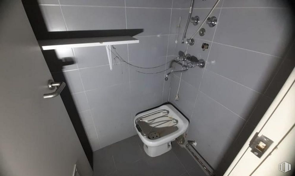 Retail for sale & for rent at Zona Acacias, Arganzuela, Madrid, 28005 with toilet, bidet, plumbing fixture, bathroom, floor, plumbing, fixture, gas, flooring and toilet seat around