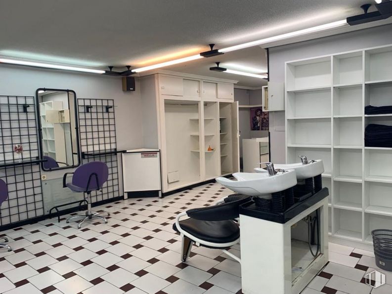 Retail for sale at Calle Ventura Rodríguez, 1, San Lorenzo de El Escorial, Madrid, 28200 with chair, property, furniture, shelf, interior design, flooring, floor, building, shelving and living room around