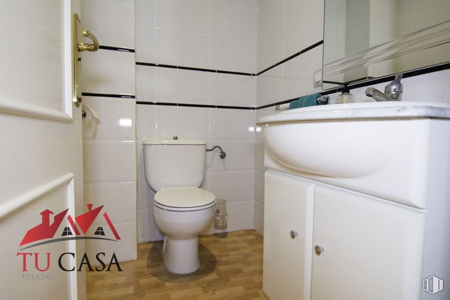 Office for rent at Zona San Antón, Toledo, 45005 with toilet, bathroom cabinet, toilet seat, property, plumbing fixture, building, bathroom, purple, fixture and interior design around