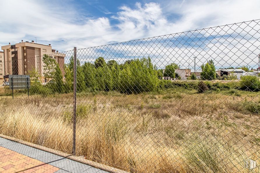 Land for sale at Calle María Luisa Menéndez Calleja, Cuenca, 16003 with building, cloud, sky, plant, property, nature, natural environment, fence, land lot and vegetation around