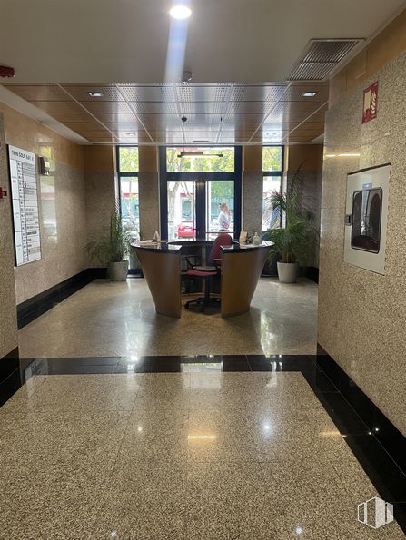 Oficina en venta en Calle Perú, Las Rozas de Madrid, Madrid, 28290 con planta de interior, planta, accesorio, suelo de baldosas, felpudo, madera, interiorismo, edificio, hall y suelo alrededor