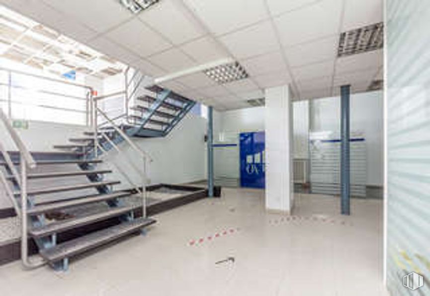 Local en venta en Avenida Reina Victoria, Chamberí, Madrid, 28003 con edificio, escaleras, piso, pavimentos, pasillo, accesorio, techo, vidrio, ingeniería y aluminio alrededor