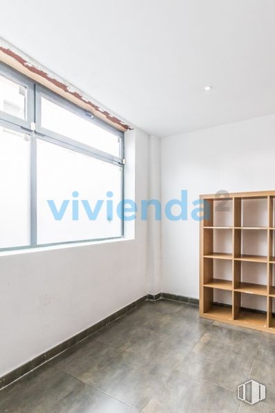 Local en venta en Calle Naranjo, Tetuán, Madrid, 28039 con estantería, estante, rectángulo, accesorio, madera, edificio, diseño de interiores, piso, estantería y línea alrededor