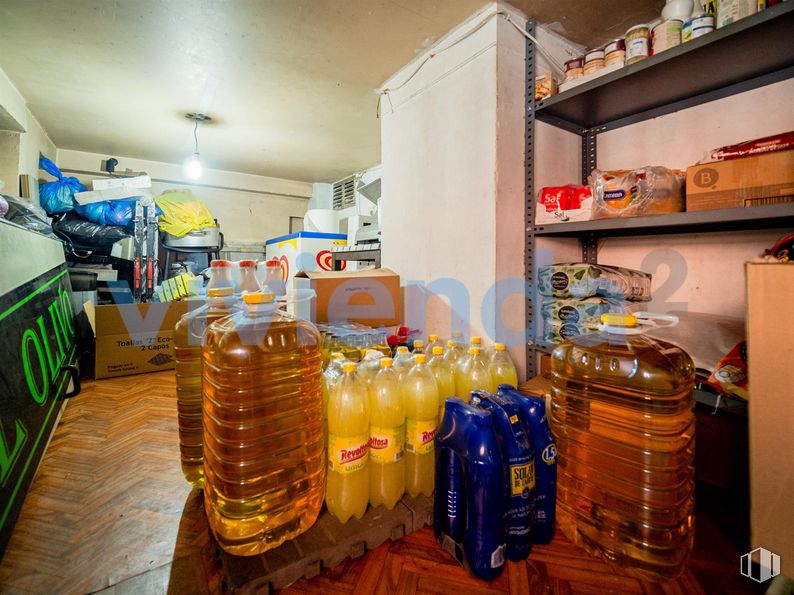 Retail for sale at Calle Arcos, San Blas - Canillejas, Madrid, 28032 with bottle, building, food storage, convenience store, plastic bottle, retail, grocery store, shelf, market and flooring around