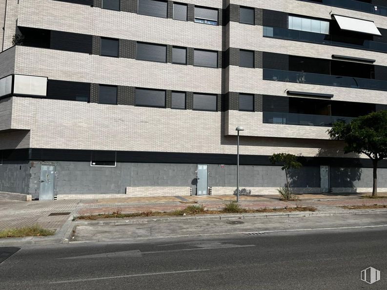 Local en alquiler en Avenida Gran Via del Sureste, Villa de Vallecas, Madrid, 28031 con edificio, ventana, diseño urbano, rectángulo, condominio, asfalto, bloque de pisos, superficie de la carretera, material compuesto y zona residencial alrededor