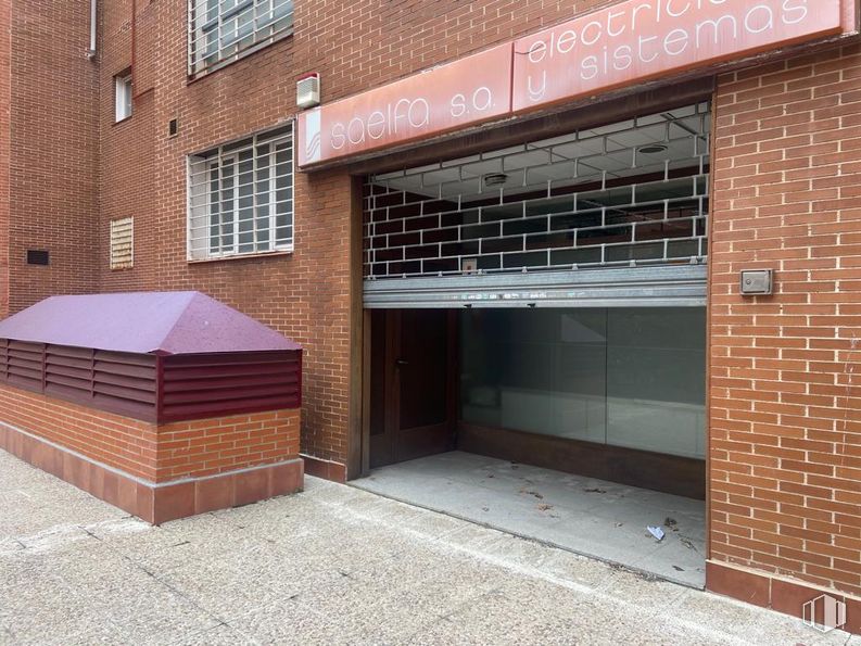 Retail for sale & for rent at Calle Emiliano Barral, Ciudad Lineal, Madrid, 28043 with window, door, building, wood, road surface, shade, architecture, brick, brickwork and automotive exterior around