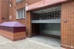 Retail for sale & for rent at Calle Emiliano Barral, Ciudad Lineal, Madrid, 28043 with window, door, building, wood, road surface, shade, architecture, brick, brickwork and automotive exterior around