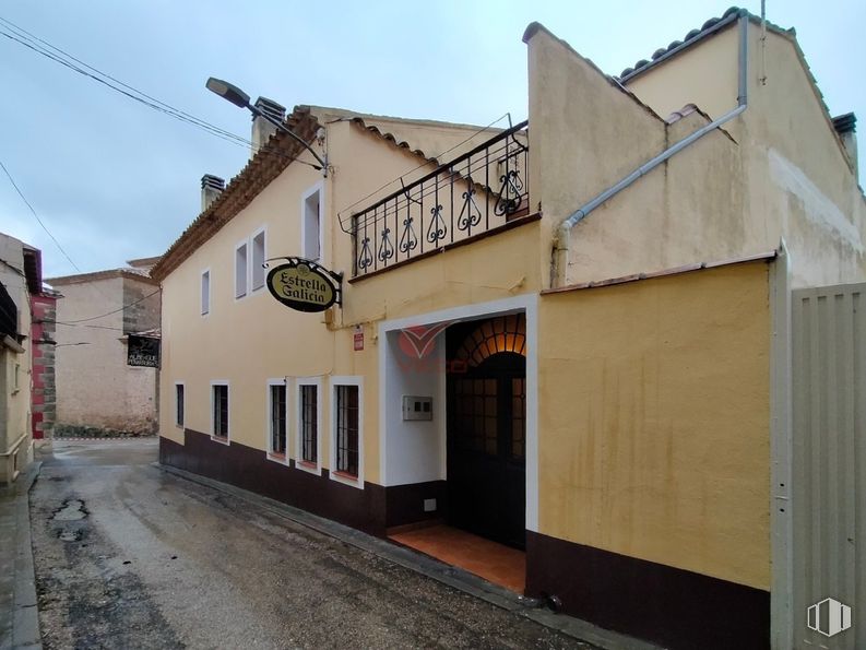 Retail for sale at Centro, Huete, Cuenca, 16540 with door and subcompact car around