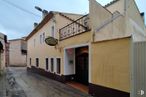 Retail for sale at Centro, Huete, Cuenca, 16540 with door and subcompact car around