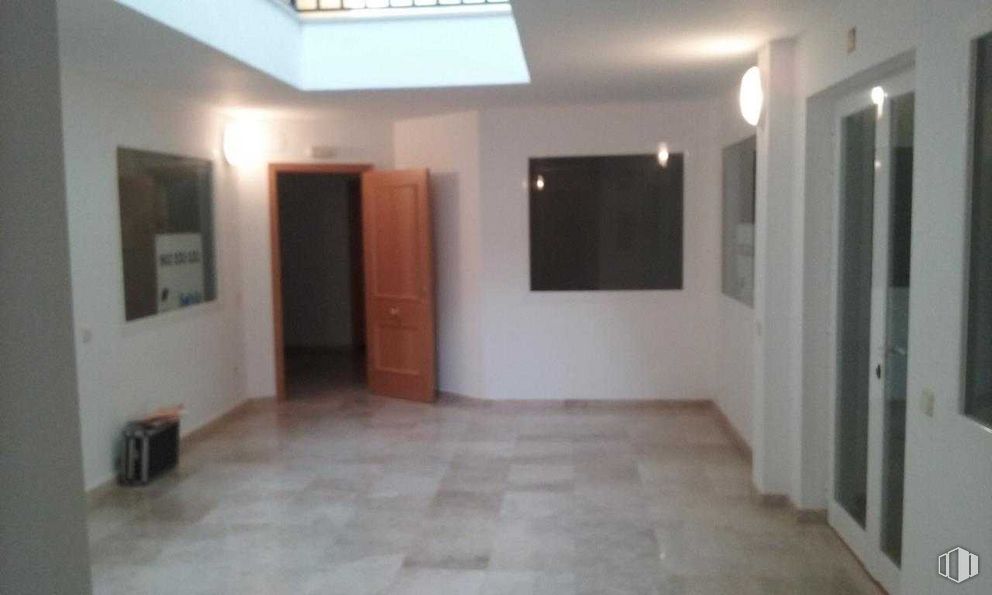 Office for sale at Calle Santiago Fuente, Bargas, Toledo, 45593 with door, fixture, wood, paint, interior design, flooring, building, hall, floor and window around