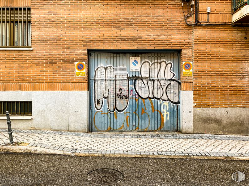 Retail for sale at Calle Elisa, 24, Usera, Madrid, 28026 with door, window, building, daytime, azure, paint, fixture, road surface, asphalt and wood around