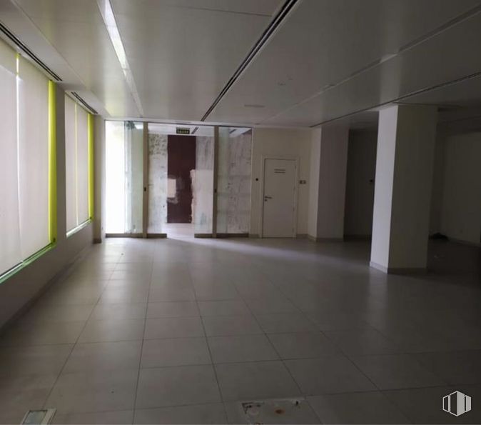 Local en alquiler y venta en Avenida Real de Pinto, 31, Villaverde, Madrid, 28021 con accesorio, suelo, suelos, hall, techo, material compuesto, suelo de baldosas, vidrio, material de construcción y evento alrededor