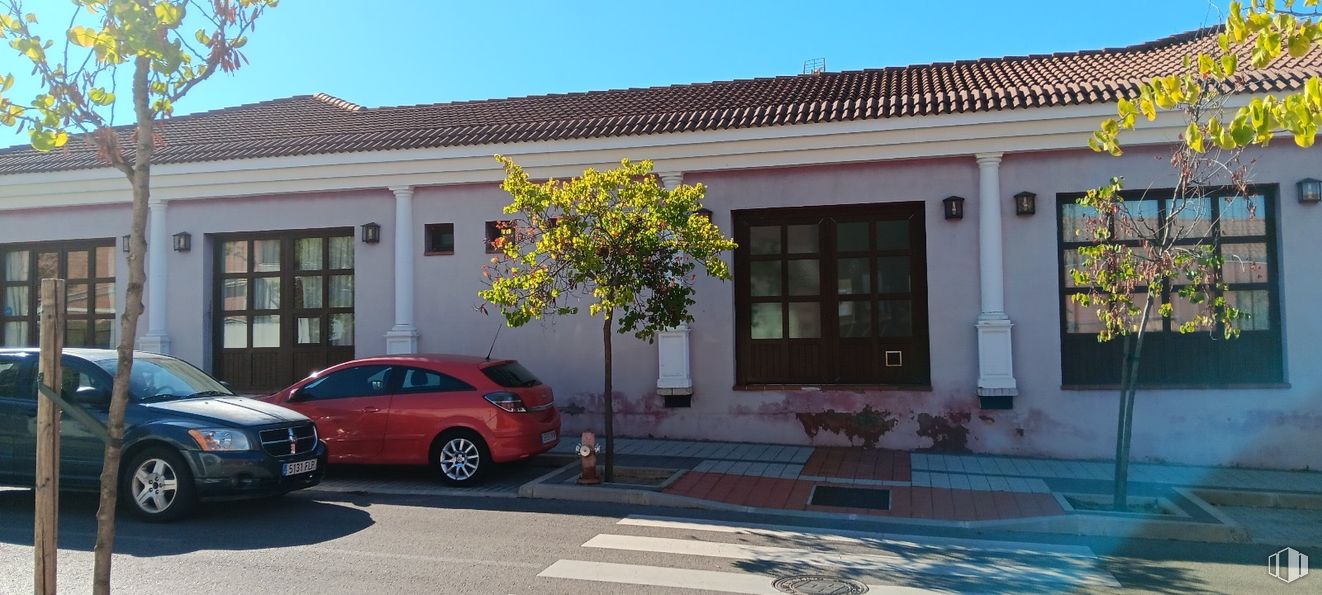 Retail for sale at Calle Amapola, Tres Cantos, Madrid, 28760 with car, window, tire, wheel, house, building, land vehicle, vehicle, sky and plant around