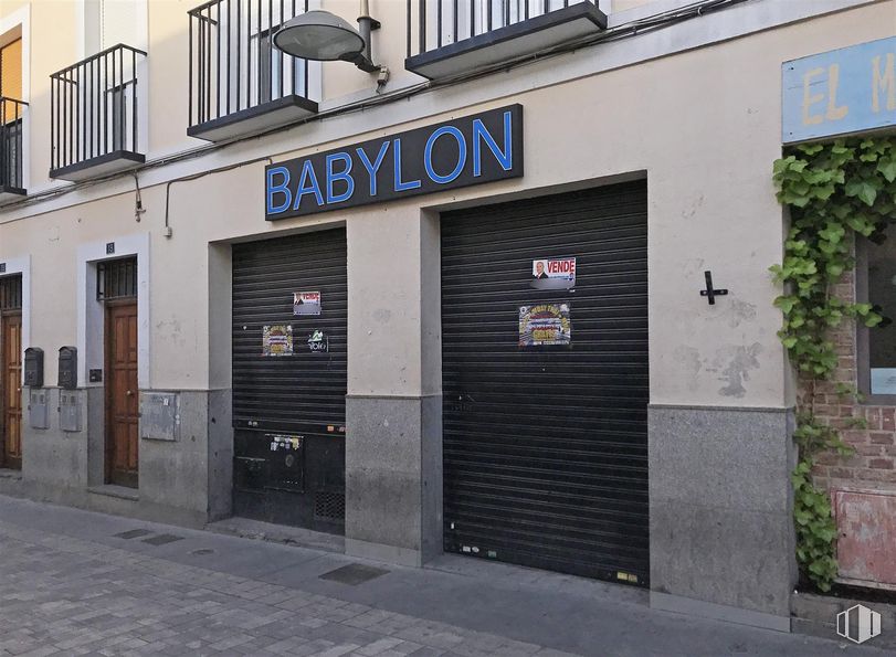 Local en alquiler y venta en Calle Real, 19, Pinto, Madrid, 28320 con puerta, accesorio, edificio, ventana, planta, fachada, gas, casa, fuente y carretera alrededor