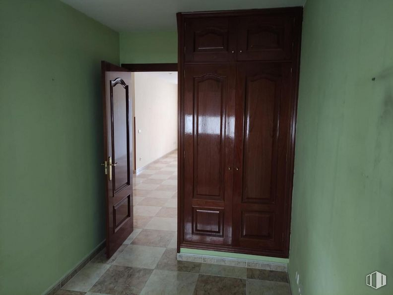 Oficina en venta en Travesía Madrid, Alcobendas, Madrid, 28100 con armario, propiedad, asa, puerta, accesorio, cerrojo muerto, edificio, pintura, madera y suelo alrededor