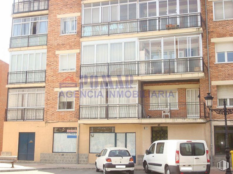 Retail for sale at Calle Hornos Caleros, 48, Ávila, 05001 with car, van, window, door, building, automotive parking light, property, vehicle registration plate, vehicle and tire around