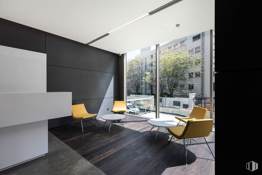 Office for rent at Torre Spínola, Cardenal Marcelo Spinola, 42, Chamartín, Madrid, 28016 with chair, table, lighting, furniture, property, fixture, interior design, building, plant, architecture and shade around