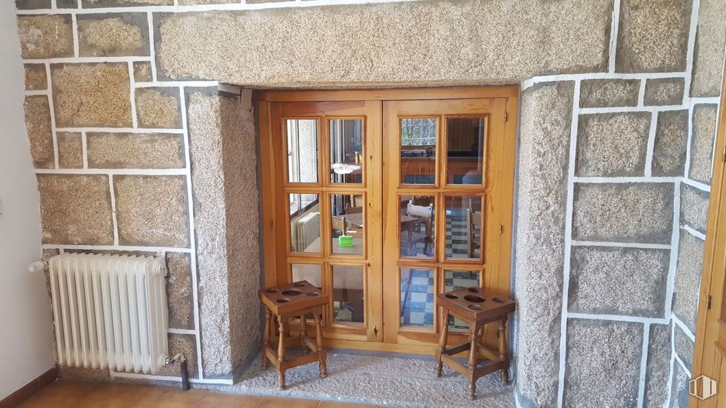 Retail for sale at Zona La Pedriza, Manzanares el Real, Madrid, 28410 with stool, furniture, building, window, wood, door, chair, flooring, floor and wood stain around