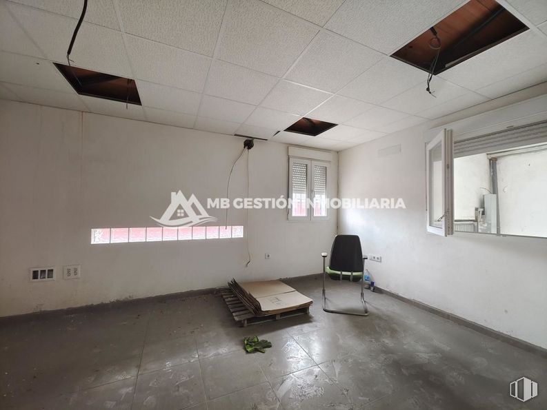 Nave en alquiler en Zona El Álamo, Fuenlabrada, Madrid, 28946 con ventana, silla, edificio, suelos, accesorio, suelo, techo, hall, espacio y evento alrededor