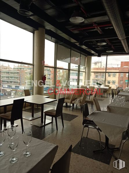 Retail for sale at C.C. Alcalá Norte, Calle Alcalá, 412, Ciudad Lineal, Madrid, 28027 with chair, table, table top, wine glass, furniture, wood, window, fixture, interior design and flooring around