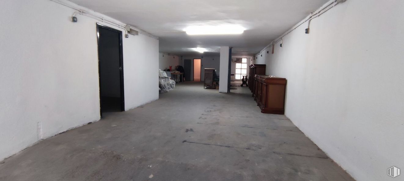 Retail for sale at Calle Vasco de Quiroga, Ávila, 05005 with light fixture, door, fixture, wood, flooring, hall, floor, building, hardwood and ceiling around