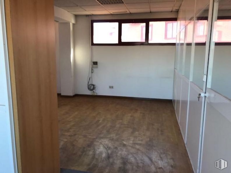 Office for sale at Zona Puente Alcocer, Villaverde, Madrid, 28041 with window, wood, fixture, interior design, floor, flooring, house, door, hall and building around