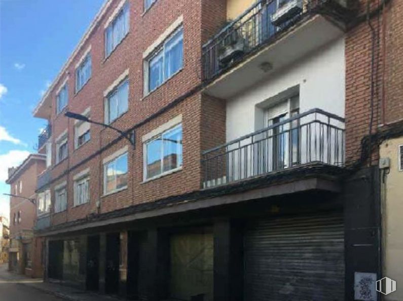 Retail for sale at Calle Doctor Benito Hernando, 16, Guadalajara, 19001 with window, sky, building, fixture, cloud, urban design, brick, brickwork, wood and condominium around