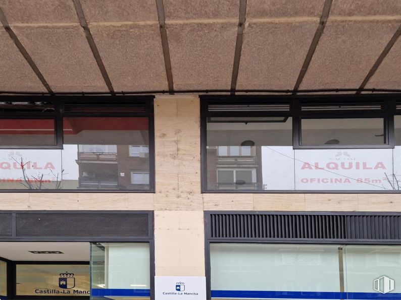 Office for rent at Calle Muñoz Urra, 7, Talavera de la Reina, Toledo, 45600 with window, wood, font, line, material property, facade, tints and shades, gas, rectangle and signage around