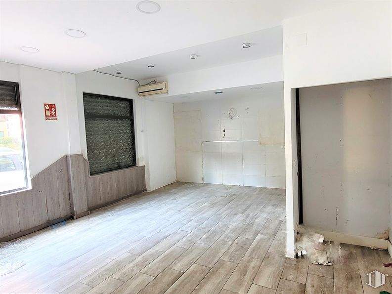 Local en venta en Plaza Tingo María, Móstoles, Madrid, 28931 con persiana de la ventana, ventana, edificio, madera, accesorio, pasillo, piso, pavimentos, madera y tinte para madera alrededor