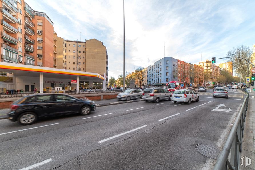 Local en venta en Paseo Santa María de la Cabeza, 85, Arganzuela, Madrid, 28019 con coche, edificio, rueda, nube, cielo, neumático, vehículo, infraestructura, superficie de la carretera y luz de la calle alrededor