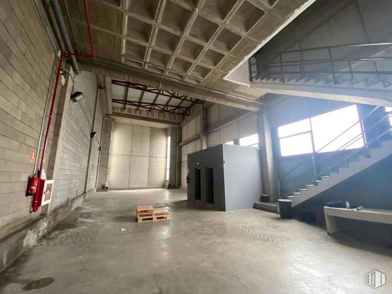 Industrial for rent at Avenida Industria, Alcobendas, Madrid, 28108 with flooring, floor, ceiling, hall, building material, daylighting, cleanliness and basement around