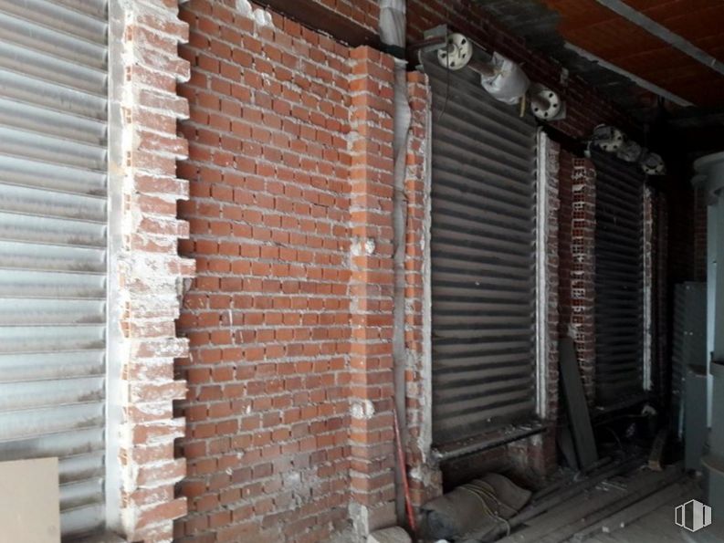 Retail for rent at Zona San Juan de los Reyes, Toledo, 45002 with window blind, property, fixture, building, brickwork, wood, brick, building material, composite material and gas around