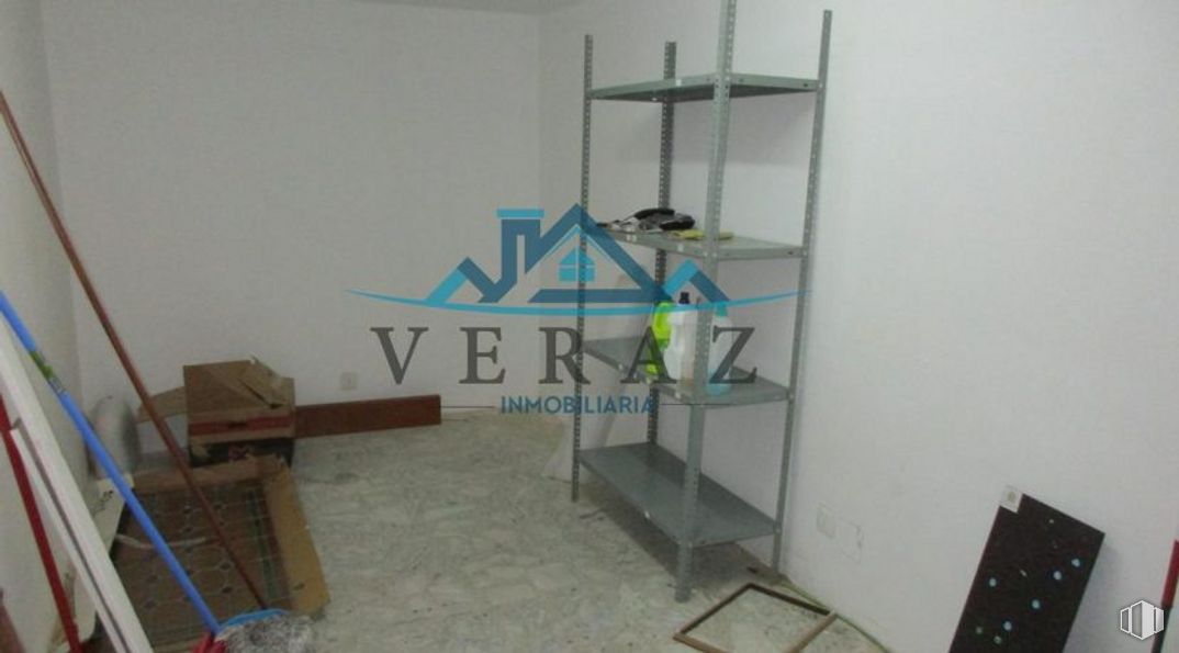 Retail for rent at Calle Joaquina Santander, Talavera de la Reina, Toledo, 45600 with furniture, ladder, floor, flooring, wood, gas, hardwood, machine, art and house around