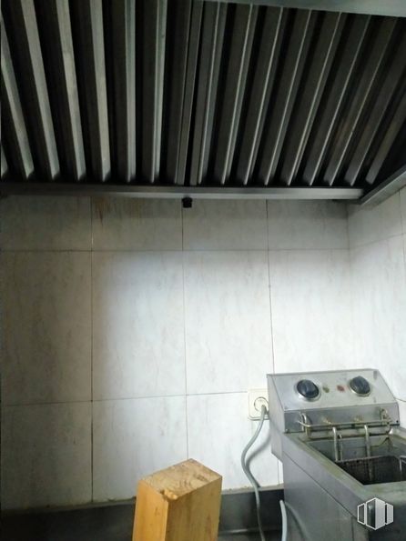 Local en alquiler en Calle Madroños, 6, Collado Villalba, Madrid, 28400 con aparato de cocina, mueble, estufa de gas, edificio, luz, madera, piso, suelo, caja de envío y gas alrededor