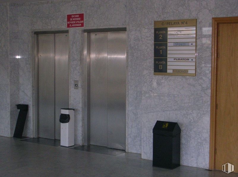 Office for rent at Zona Algete, Algete, Madrid, 28110 with waste container, fixture, waste containment, building, gas, composite material, flooring, concrete, aluminium and room around