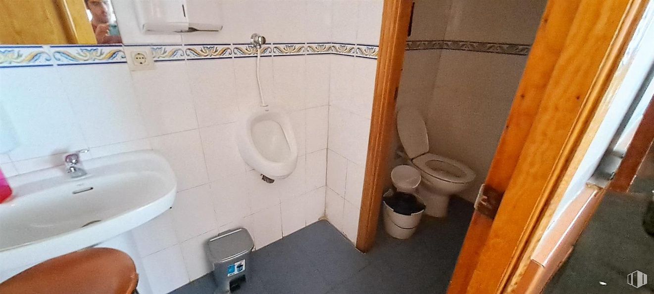 Retail for sale at Barrio San Lorenzo, Segovia, 40003 with sink, packaged goods, brown, property, toilet seat, toilet, bathroom, plumbing fixture, purple and fixture around