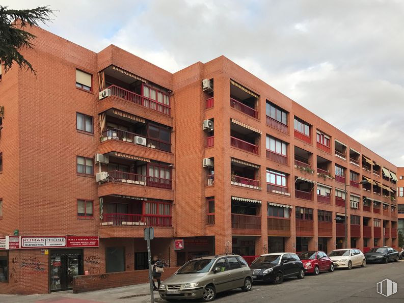 Retail for sale & for rent at Calle Begoña, 2, Coslada, Madrid, 28821 with car, building, cloud, sky, wheel, tire, window, property, automotive parking light and vehicle around