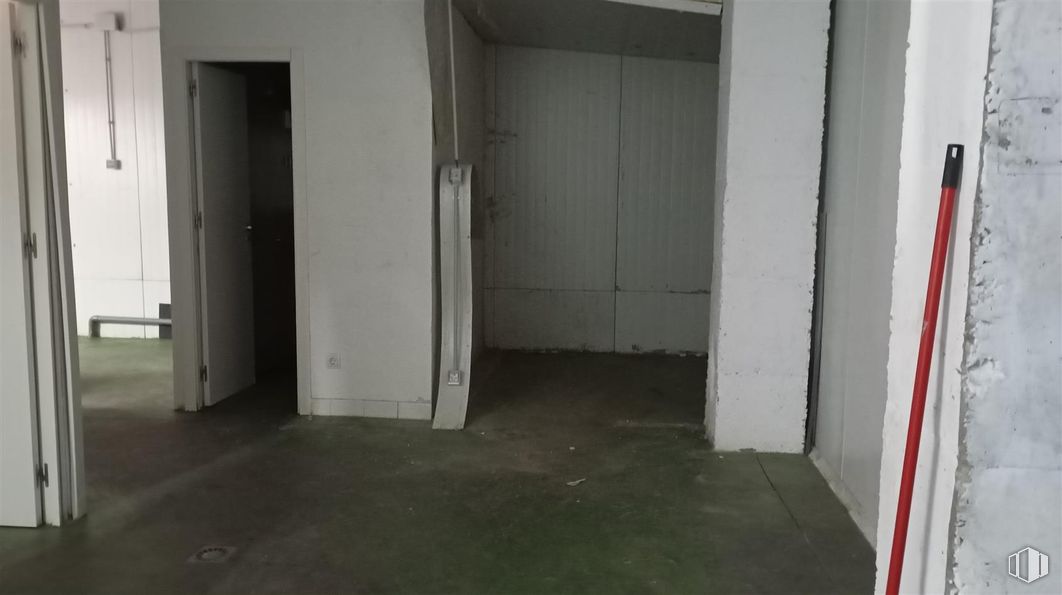 Retail for rent at Calle Gardenias, Alcorcón, Madrid, 28925 with wall, flooring, floor, door, composite material, grey, ceiling, concrete, building material and paint around