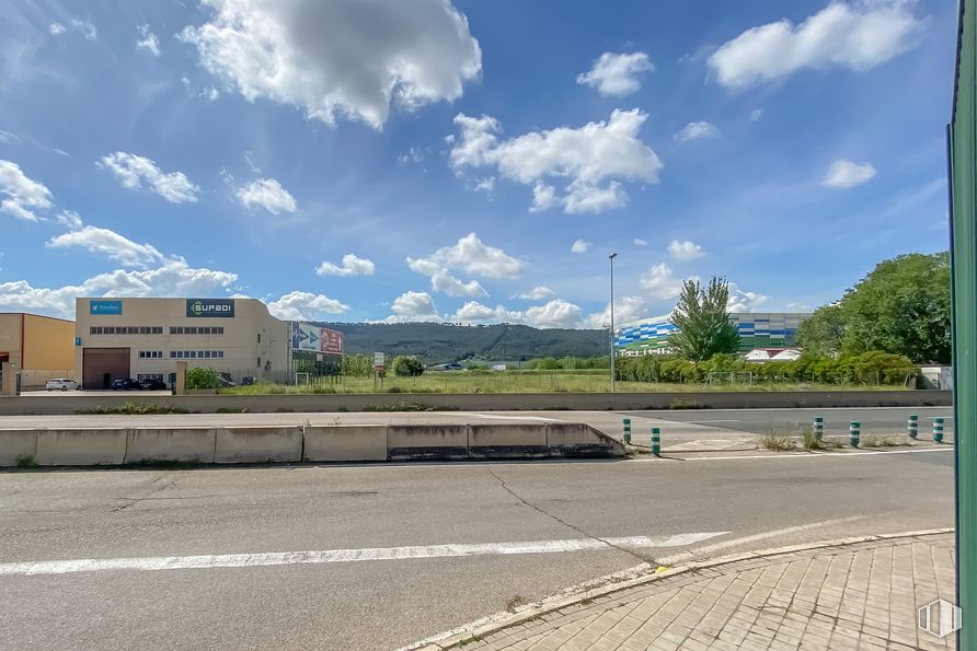 Suelo en alquiler en Avenida Madrid, 31, Alcalá de Henares, Madrid, 28802 con edificio, nube, cielo, superficie de la carretera, asfalto, árbol, terreno, diseño urbano, planta y carretera alrededor