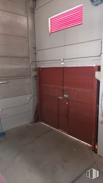 Industrial for rent at Calle Turín, 15, Parla, Madrid, 28980 with wood, fixture, building, floor, flooring, door, house, gas, tints and shades and hardwood around