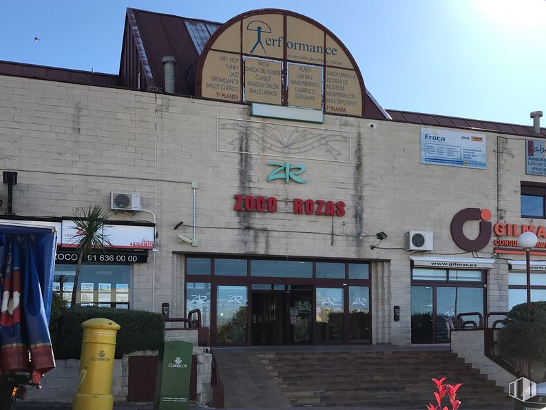 Retail for sale at Avenida Atenas, Las Rozas de Madrid, Madrid, 28230 with flag, window, architecture, font, sky, facade, commercial building, city, metropolitan area, building, door and urban area around