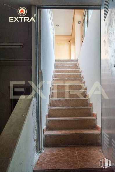 Retail for sale & for rent at Plaza San Amaro, Tetuán, Madrid, 28020 with stairs, wood, building, fixture, floor, flooring, house, tints and shades, symmetry and hardwood around