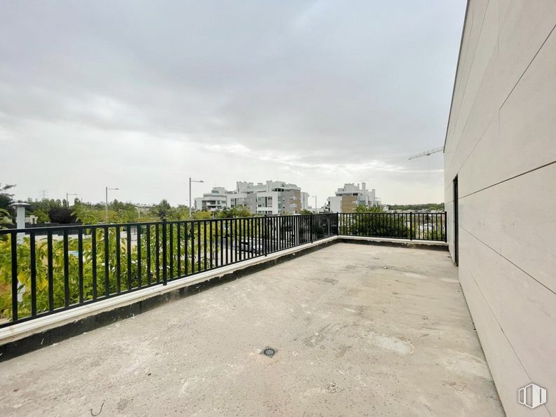 Local en alquiler y venta en Zona Tempranales, San Sebastián de los Reyes, Madrid, 28700 con edificio, cielo, nube, planta, valla, árbol, superficie de la carretera, lote de tierra, asfalto y hierba alrededor