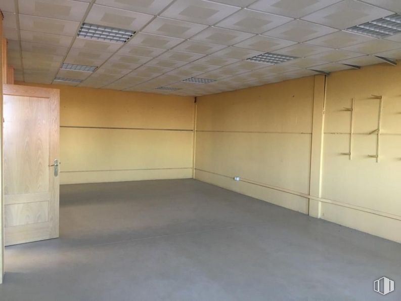 Nave en alquiler y venta en Campodón-Ventorro del Cano, Alcorcón, Madrid, 28925 con puerta, hall, madera, suelos, suelo, techo, edificio, madera dura, ventana y vidrio alrededor