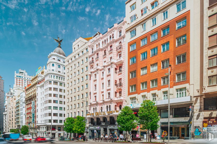 Oficina en alquiler en Calle Gran Vía, 64, Centro, Madrid, 28013 con edificio, día, ventana, propiedad, cielo, infraestructura, bloque de torre, arquitectura, árbol y diseño urbano alrededor