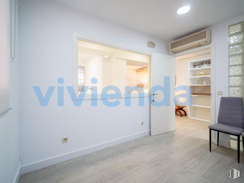 Oficina en venta en Calle Drácena, Chamartín, Madrid, 28016 con silla, edificio, accesorio, interiorismo, ventana, suelos, madera, suelo, pared y hall alrededor